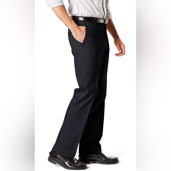 Dockers SZ 34 x 32 Classic Fit Pleated Gray Khaki Pants New - Picture 3 of 10